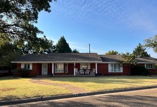908 W  6th St, Idalou, TX 79329