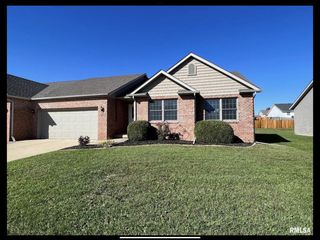 1919 English Oak, Washington, IL 61571