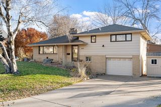 2820 34th Ave NE, Saint Anthony, MN 55418