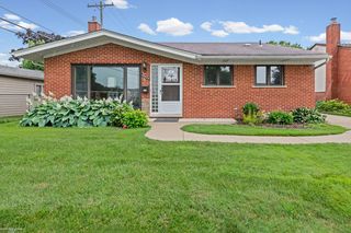 19824 Sussex St, Saint Clair Shores, MI 48081