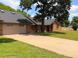 109 Road Runner Dr, Ponca City, OK 74604