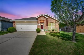 5205 Mirror Lake Dr, Haltom City, TX 76117