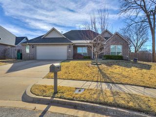 732 W  40th Pl, Sand Springs, OK 74063
