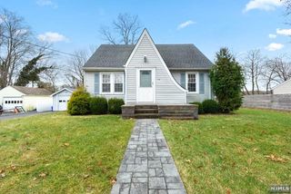15 Valley View Ave, Oakland, NJ 07436
