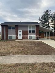 217 Camelford Dr, Troy, IL 62294