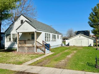 215 Fair Ave, Flora, IL 62839