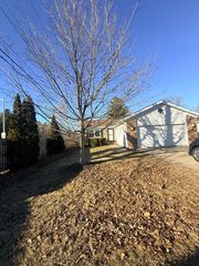3131 Turning Mill Dr, Springfield, IL 62704