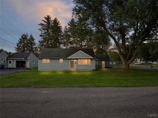 117 Robinhood Ln, Camillus, NY 13031