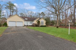 72 Risa Ct, Riverhead, NY 11901