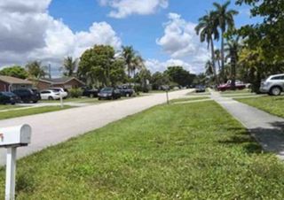 Exterior Neighborhood (street photo)