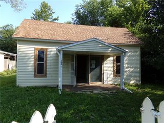 106 W  4th St, Henrietta, MO 64036