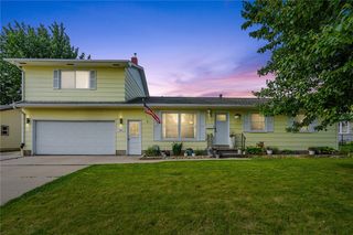 802 W  15th St, Vinton, IA 52349