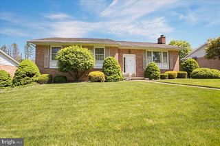 15 Hearthstone Dr, Reading, PA 19606