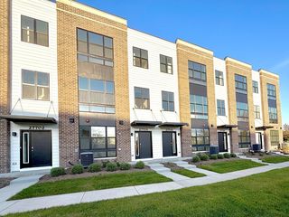 27680 Maecliff Dr, Warrenville, IL 60555
