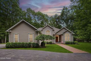 39 Fawn Ridge Dr, Hawley, PA 18428