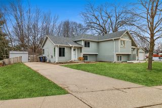 2220 E  Rose Ave, Des Moines, IA 50320