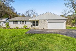 2360 Trailard Dr, Willoughby Hills, OH 44094