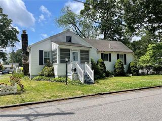 76 Pine Crest Dr E, Riverside, RI 02915