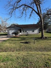 706 Alice St, Sweeny, TX 77480