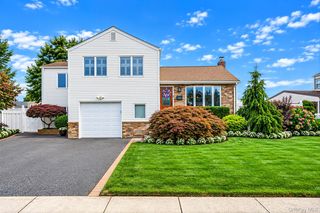 464 N Atlanta Avenue, Massapequa, NY 11758