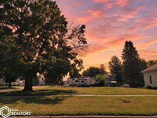 121 N  Shuffleton St, Sigourney, IA 52591