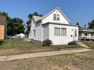 312 Booth Ave, Larimore, ND 58251