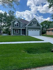 414 White Oak Dr, Roselle, IL 60172