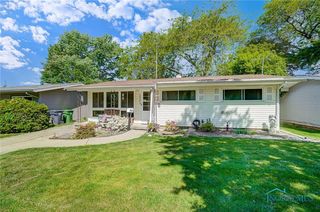 1201 Village Trail Dr, Maumee, OH 43537
