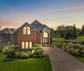 1600 Vanstone Dr, Commerce Township, MI 48382