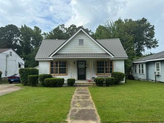 922 Lyons Ln, Camden, AR 71701
