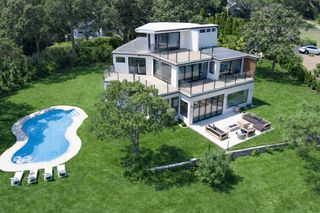 10 Bayview Dr, Hampton Bays, NY 11946