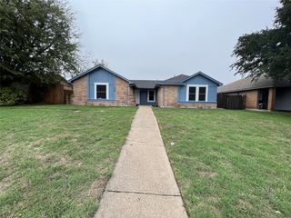 1431 & 1429 N  Bluegrove Dr, Lancaster, TX 75134