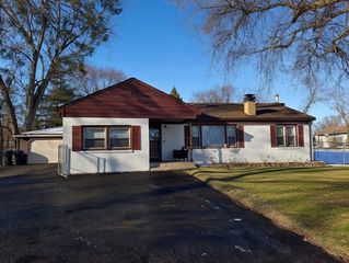 4415 Mayfair Dr, McHenry, IL 60051
