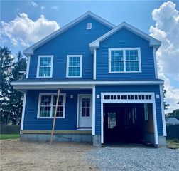 90 Randall St, Cranston, RI 02920