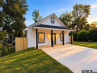 802 W  Nelson St, Longview, TX 75601