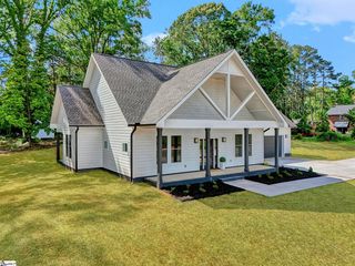 208 Pinehaven St, Laurens, SC 29360