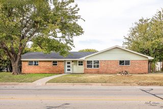 523 W  3rd St, Burkburnett, TX 76354