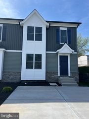 352 W  11th St, Front Royal, VA 22630