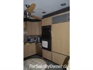 Kitchen
:
Wood cabinets,granite counter top/ back splash
premium appliances