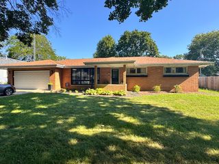 810 E  North St, Monticello, IL 61856