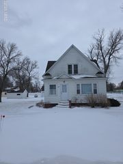 305 Maple St, Langford, SD 57454