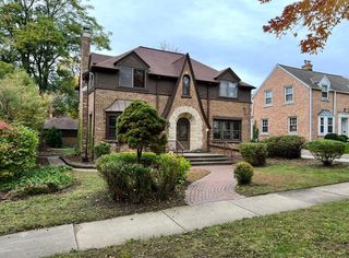 2323 N  81st St, Wauwatosa, WI 53213