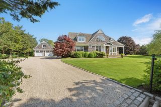4 Niamogue Ln, Quogue, NY 11959