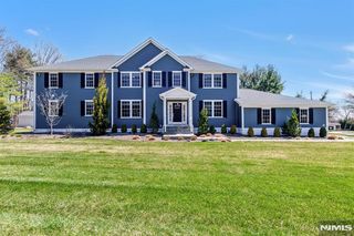 81 Trommel Dr, Mahwah, NJ 07430