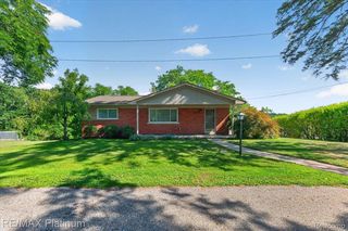 618 Chicago Dr, Howell, MI 48843