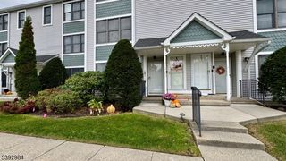 100 Heritage Ln #100, Hamburg, NJ 07419