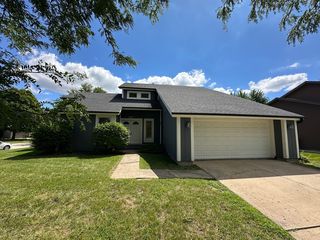 2075 Valley Creek Dr, Elgin, IL 60123