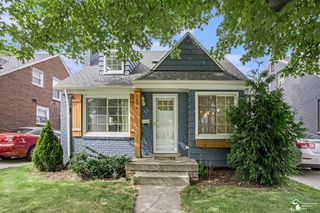 1874 Lancaster St, Grosse Pointe Woods, MI 48236