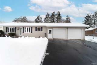 110 Colonial Dr, North Syracuse, NY 13212