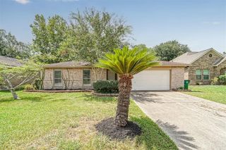 5 Lobo Court, Angleton, TX 77515